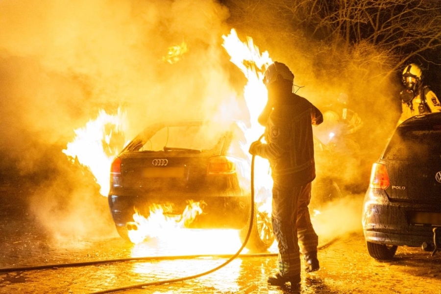 Forse autobrand in Emmen, politie doet onderzoek