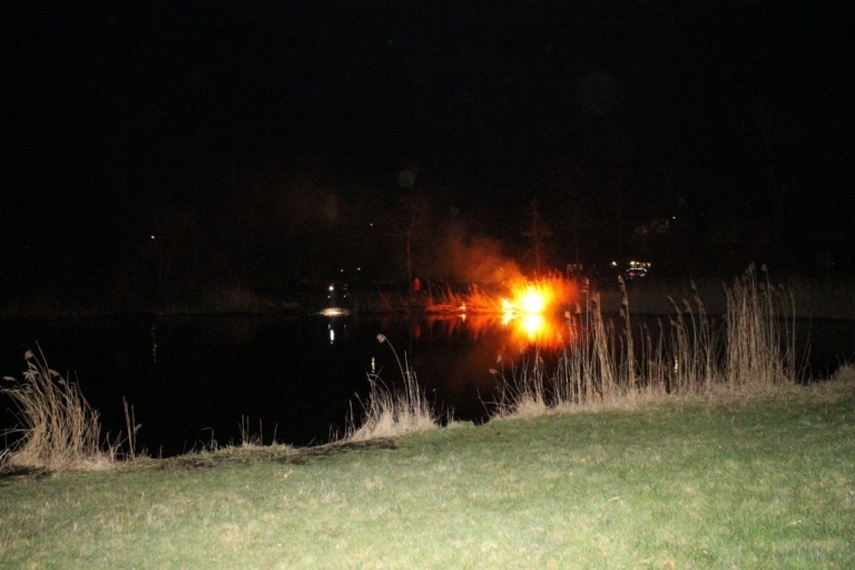 Politie blust rietbrand met emmers water in Dokkum