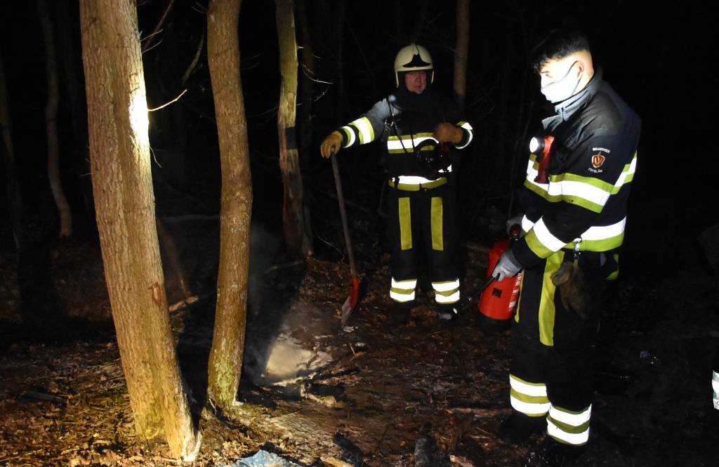 Brandweer Heerenveen opgeroepen voor afvalbrand in Oudeschoot; treffen ondergrondse hut aan