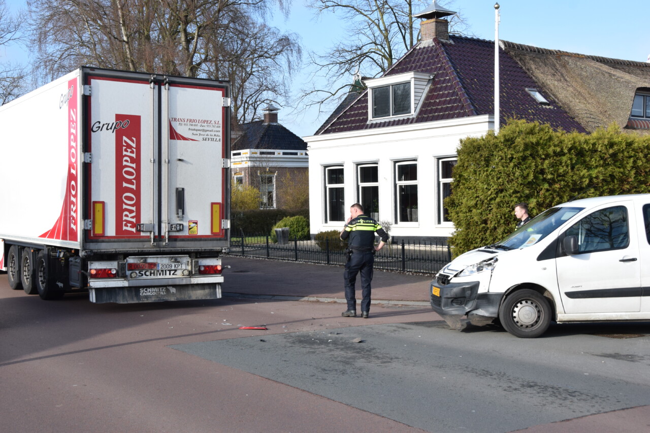 Vrachtwagen in botsing met pakketbezorger
