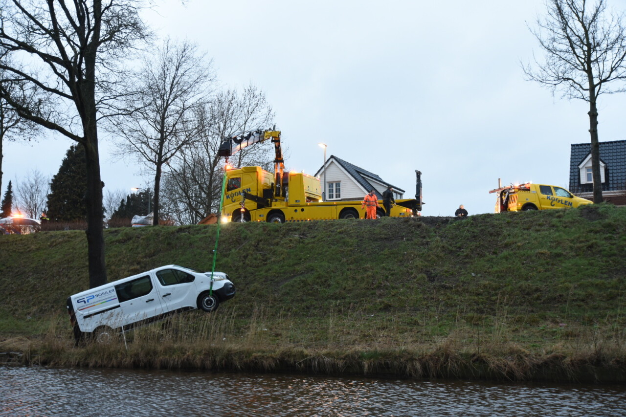 Bestelbus belandt in het water in Klazienaveen