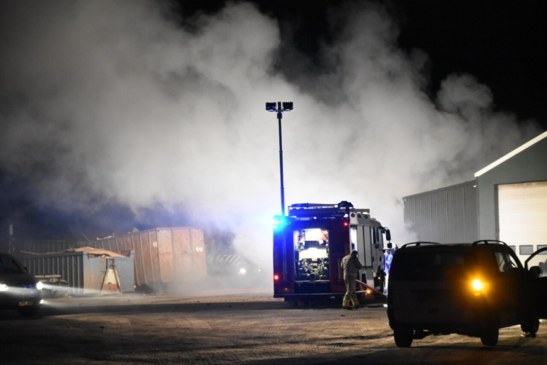 Uitslaande brand bij bedrijf in Emmen