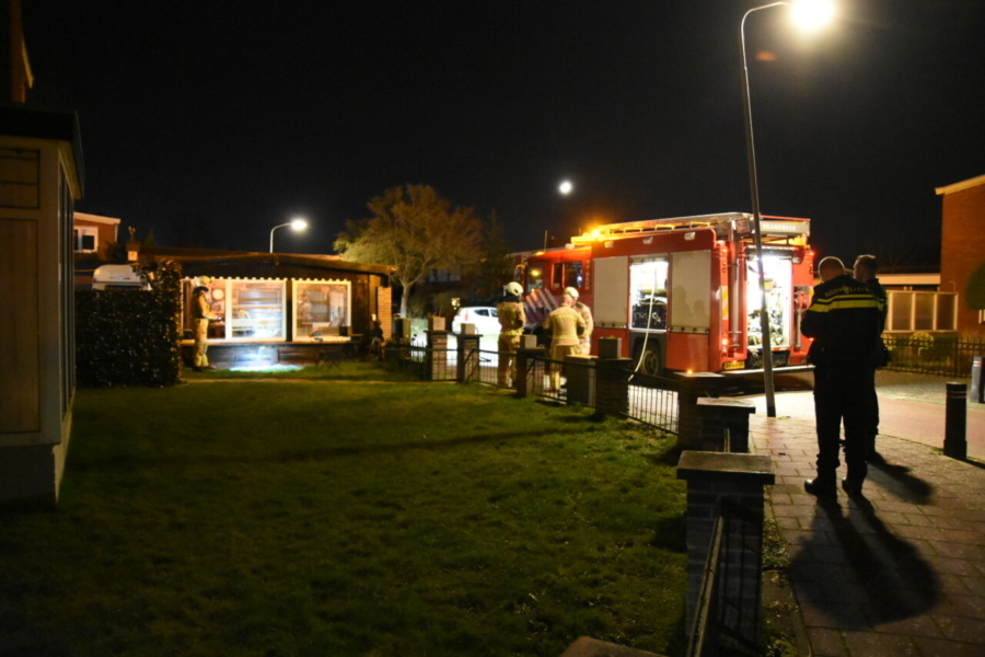 Brandweer opgeroepen voor brandend tuinhuis in Emmen