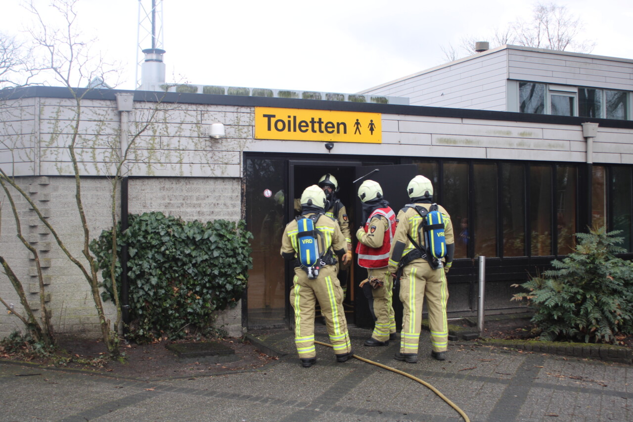 Brand in toiletgebouw snel onder controle