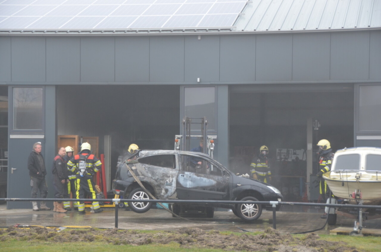 Auto verwoest door brand in garage in Stiens