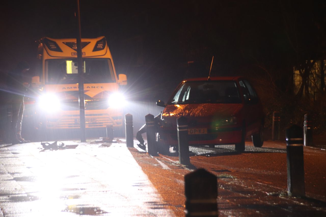 Auto botst op wegversmalling in Heerenveen