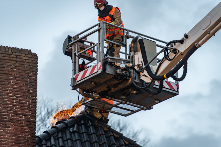 Brand in rookkanaal slaat door naar zolder in Sappemeer