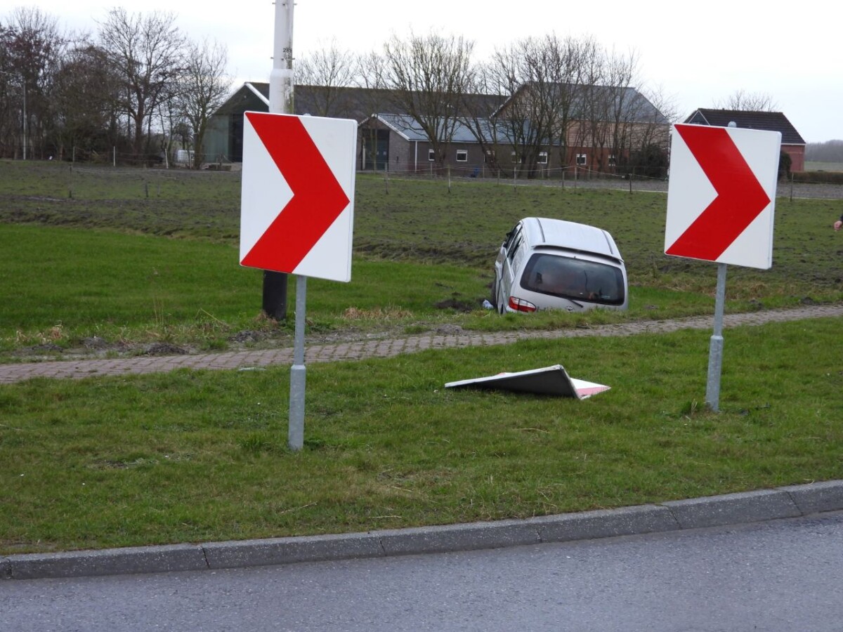 Auto raakt van de weg in Berlikum
