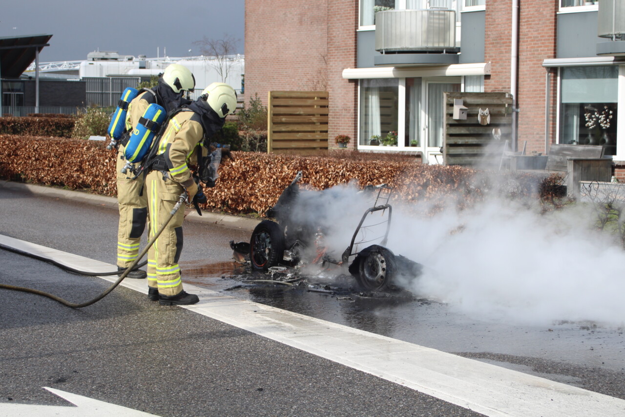 Brommobiel volledig verwoest door brand in Emmen