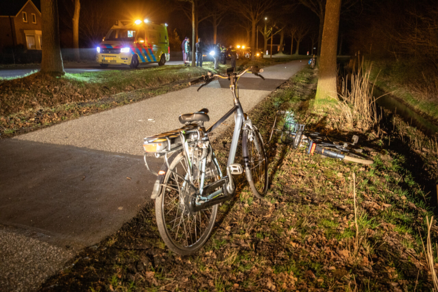 Scooterrijder rijdt door na aanrijding met fietsers