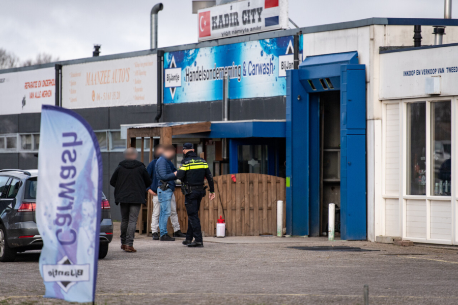 Politie doorzoekt bedrijfspanden in Foxhol