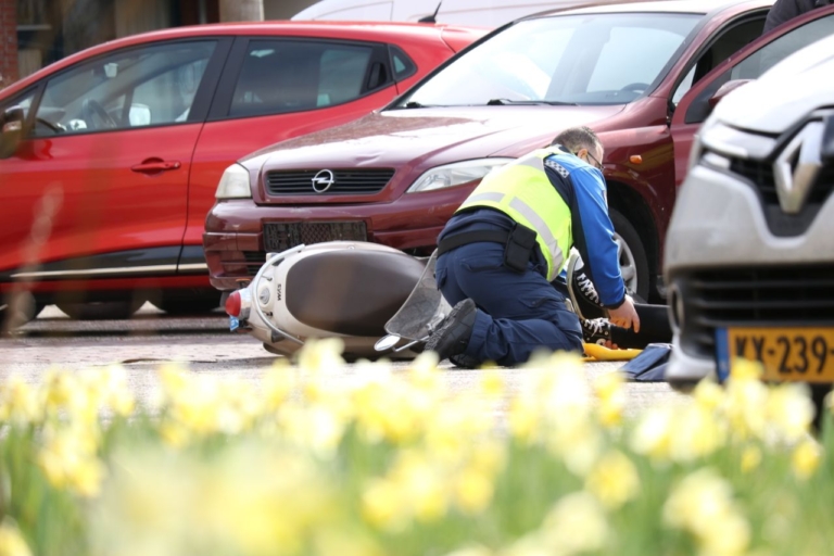 Scooterrijdster gewond na aanrijding met auto in Drachten