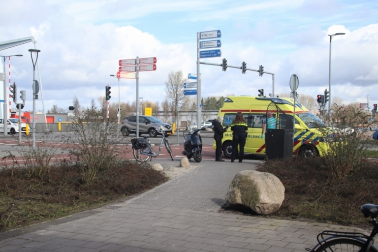 Botsing tussen scooter en fiets in Assen