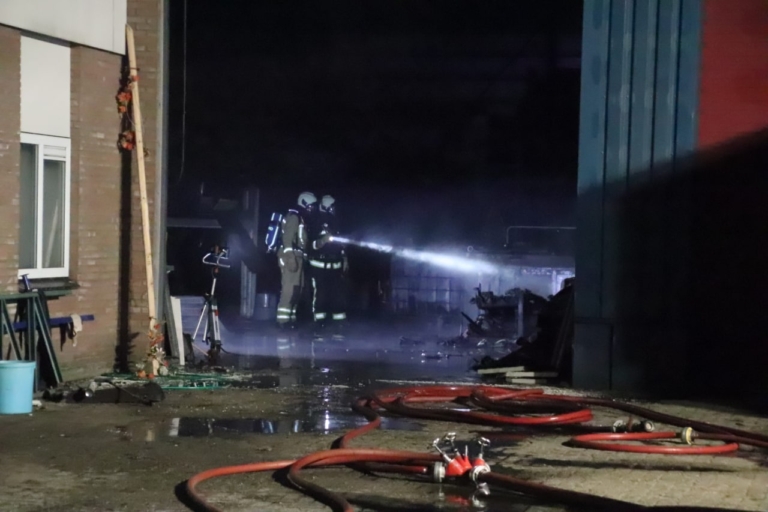 Grote brand beschadigt oldtimers in Beilen