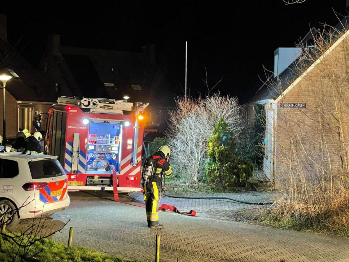 Brandweer rukt uit voor woningbrand in Tzum; politie verricht aanhouding