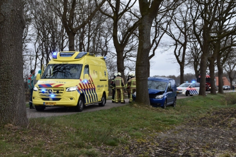 Busje botst tegen boom in Zwiggelte
