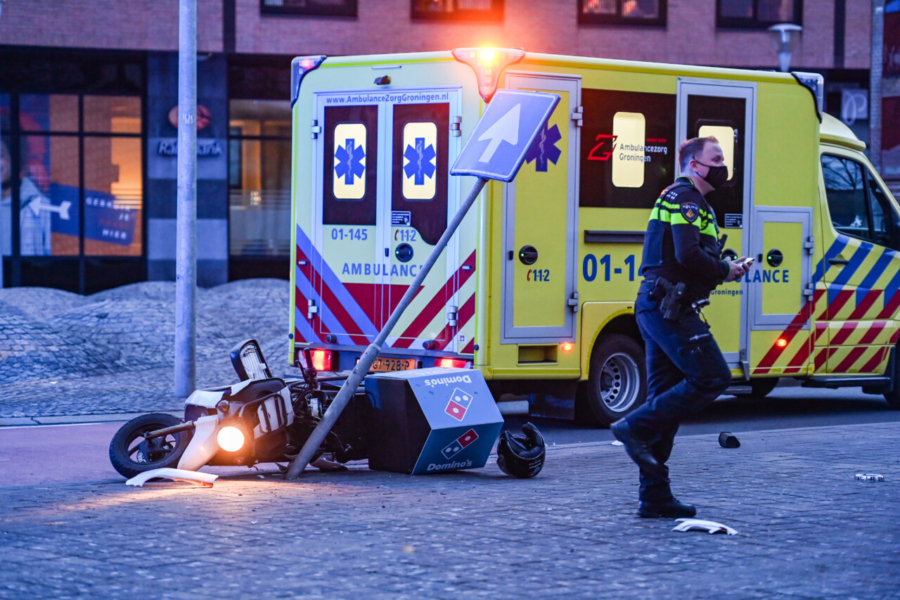 Aanrijding met auto en bezorgscooter in Hoogezand