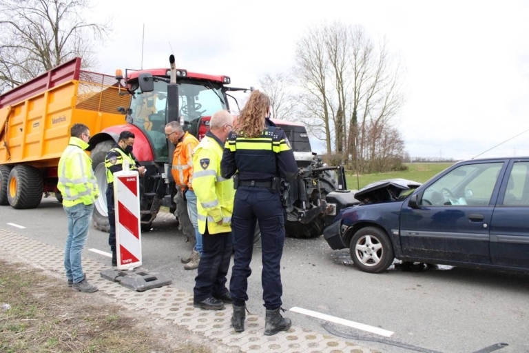 Auto botst op trekker in Stedum