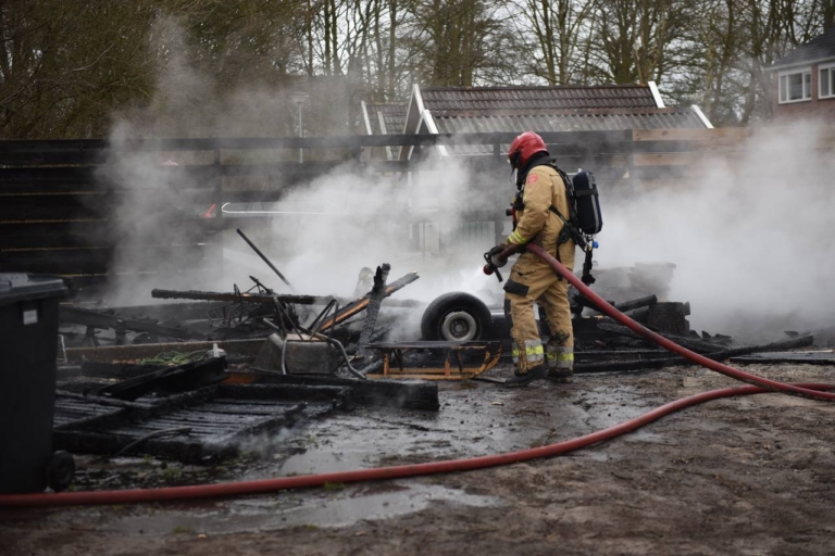 Carport verwoest na brand in Meeden