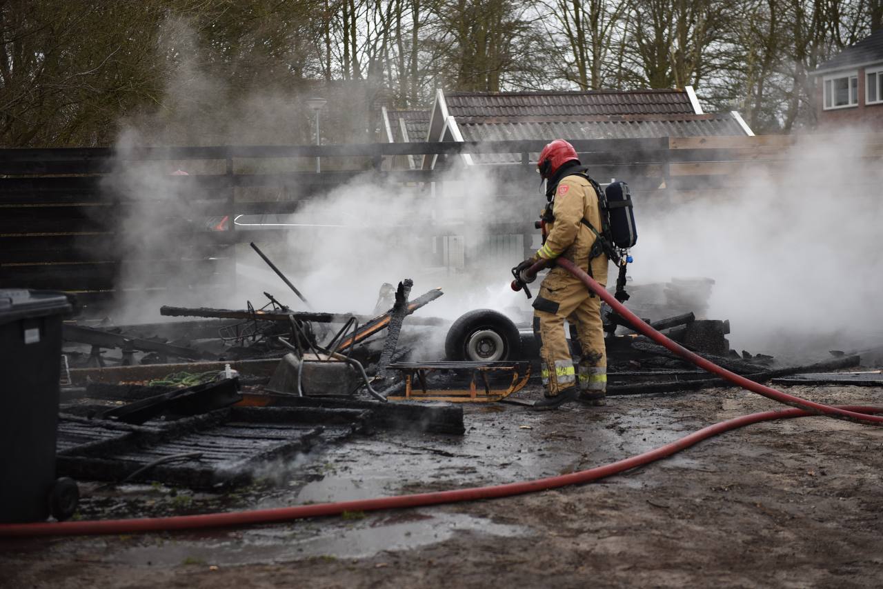 Carport verwoest na brand in Meeden