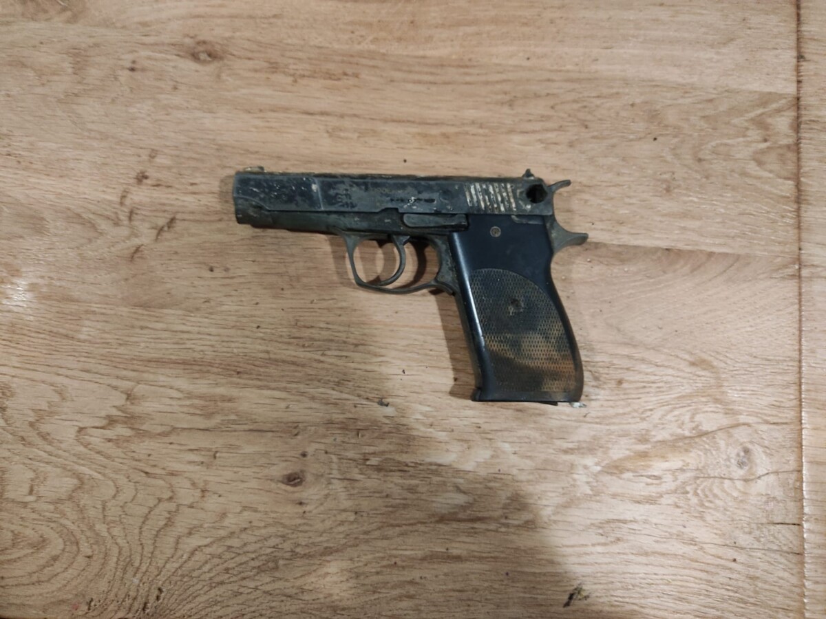 Magneetvissers vissen wapen op uit kanaal in Assen