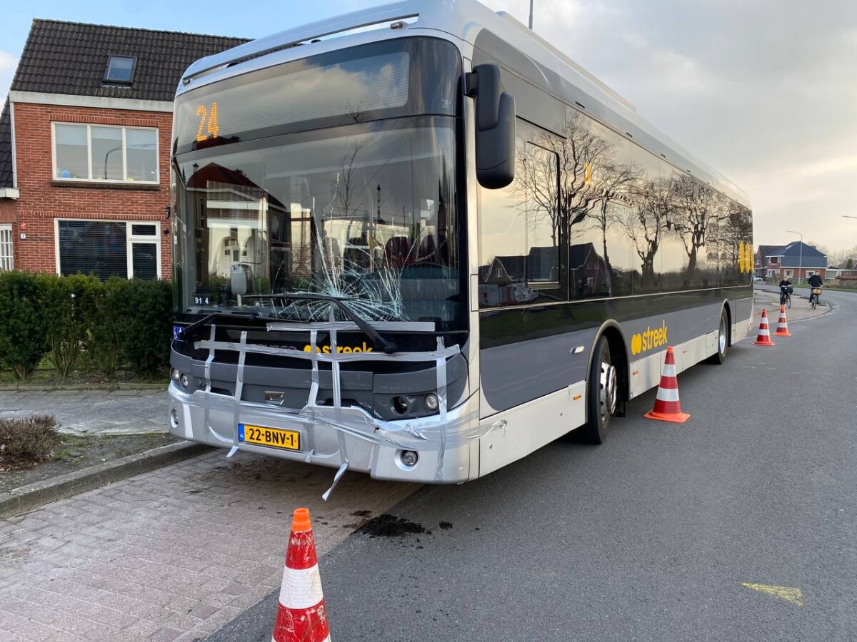 Qbuzz gestrand na ongeval in Winschoten