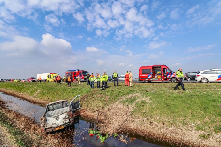 Auto komt in sloot terecht naast A7, bestuurder naar ziekenhuis