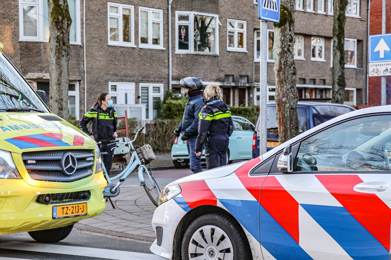Fietsster komt met schrik vrij na botsing met auto in Groningen