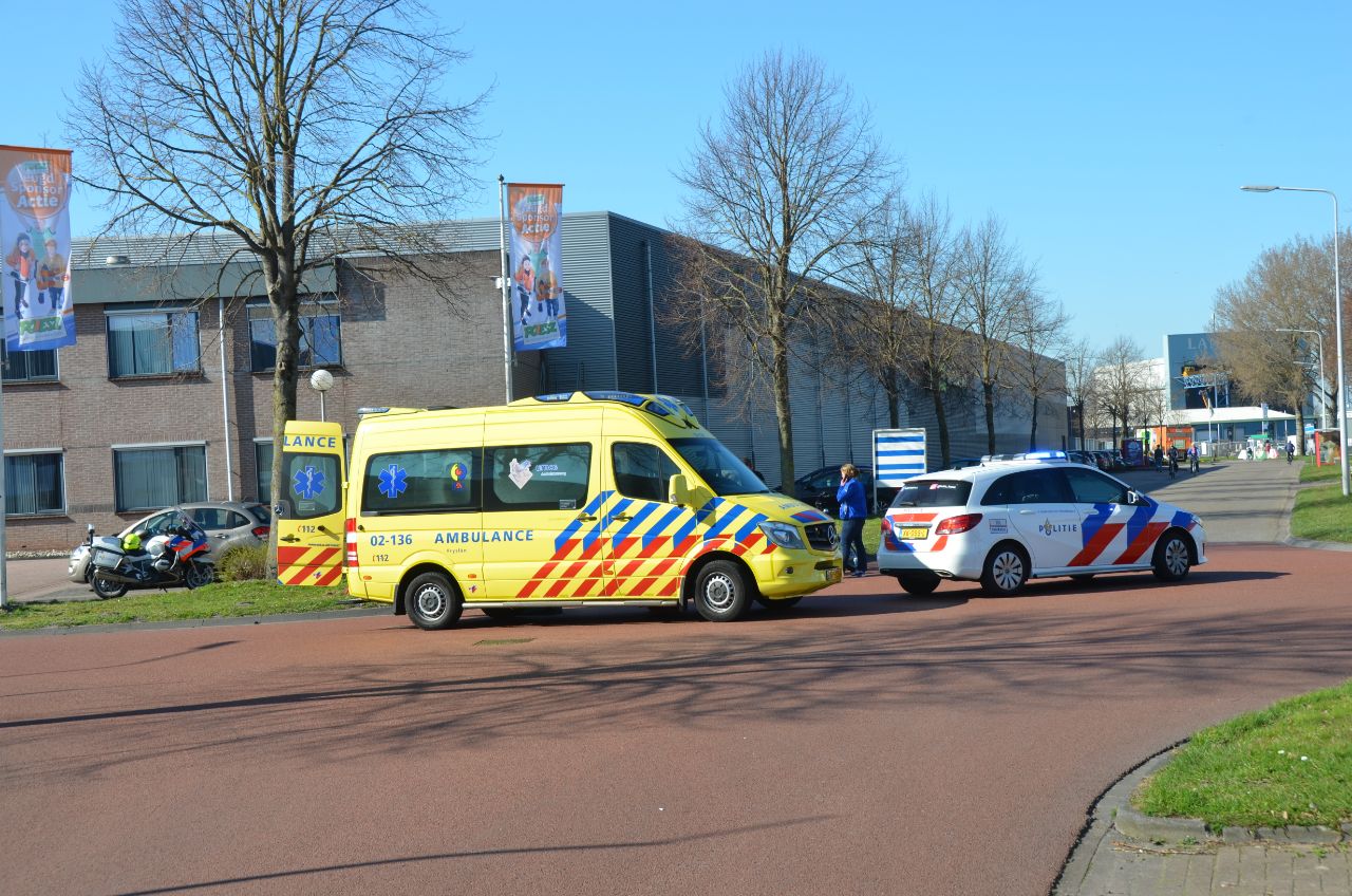 Motorrijder loopt gebroken been op bij ongeval met auto in Sneek