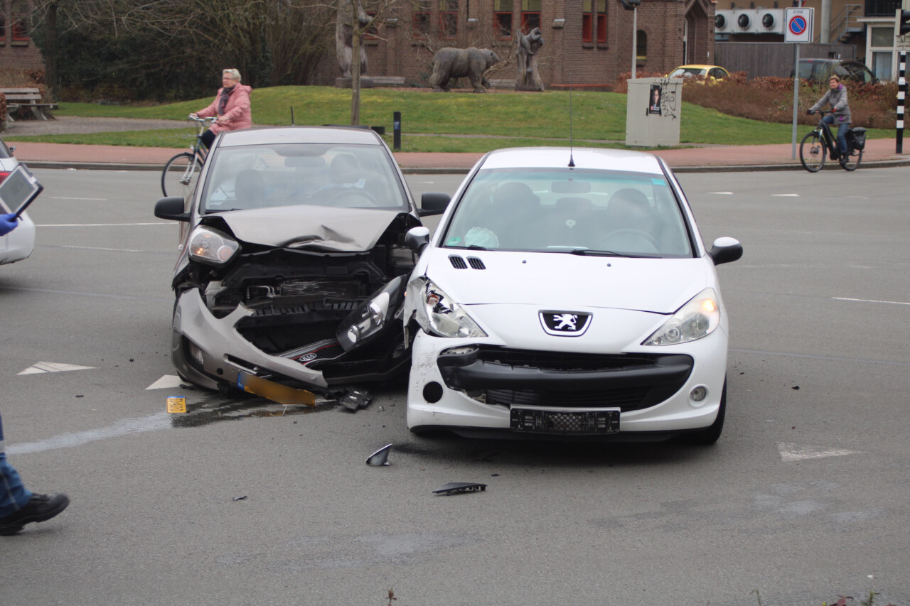 Auto’s botsen op kruising in Emmen