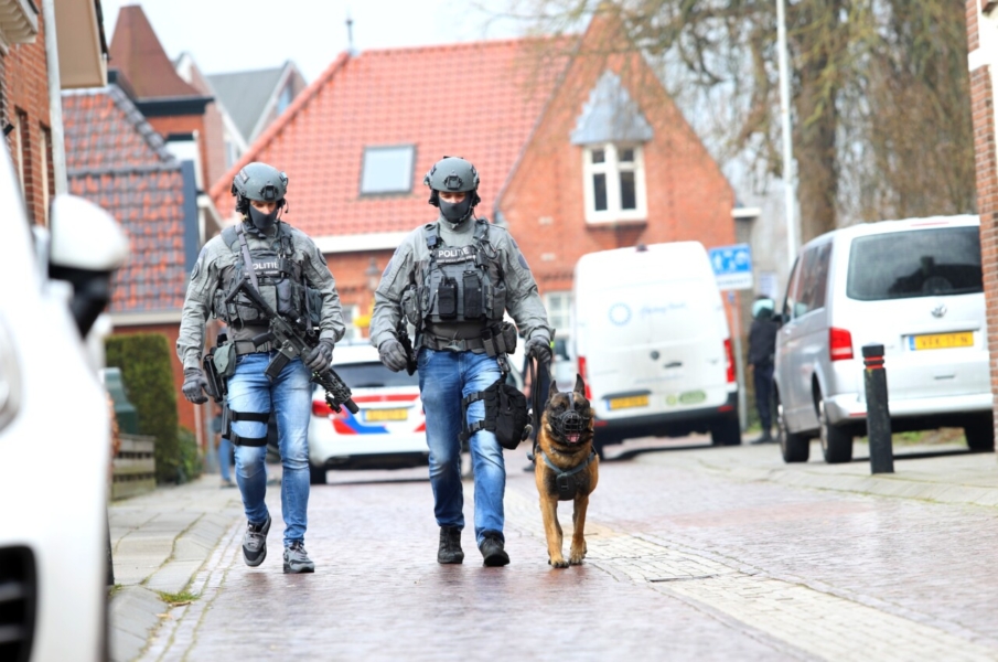 Man (23) zwaait met neppe automatische vuurwapens: Arrestatieteam houdt verdachte aan