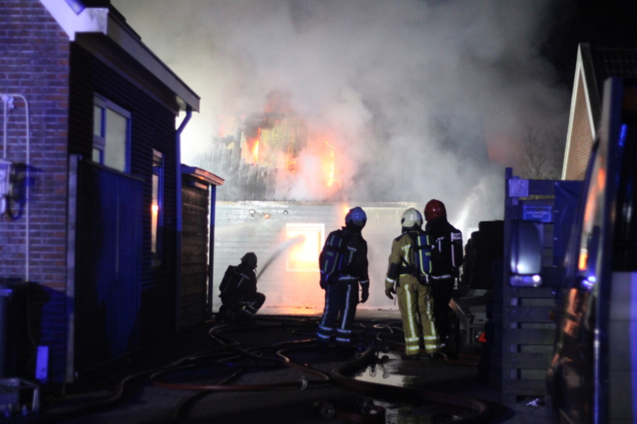 Uitslaande brand verwoest schuur in Valthermond