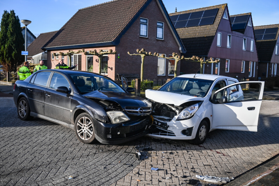 Veel schade na ongeval tussen twee auto’s