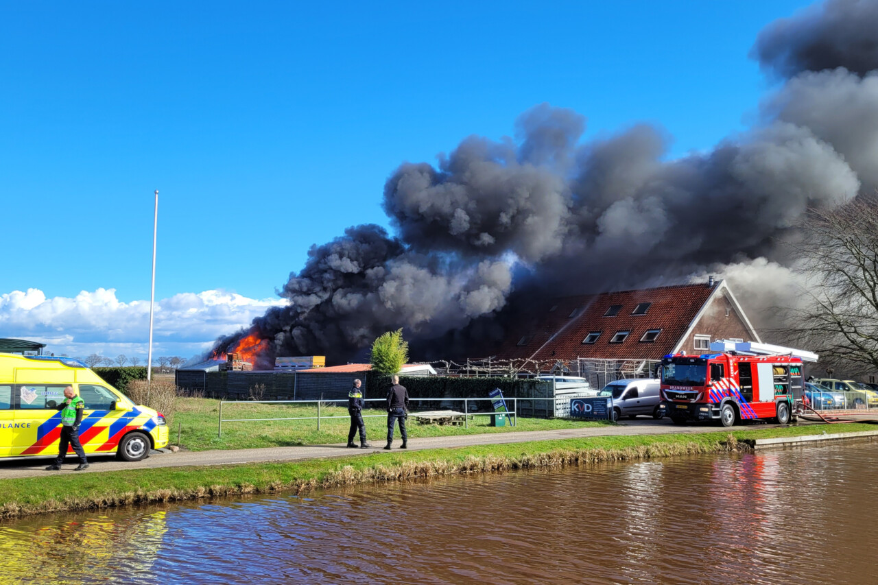 Uitslaande brand in Kiel-Windeveer zorgt voor veel rook