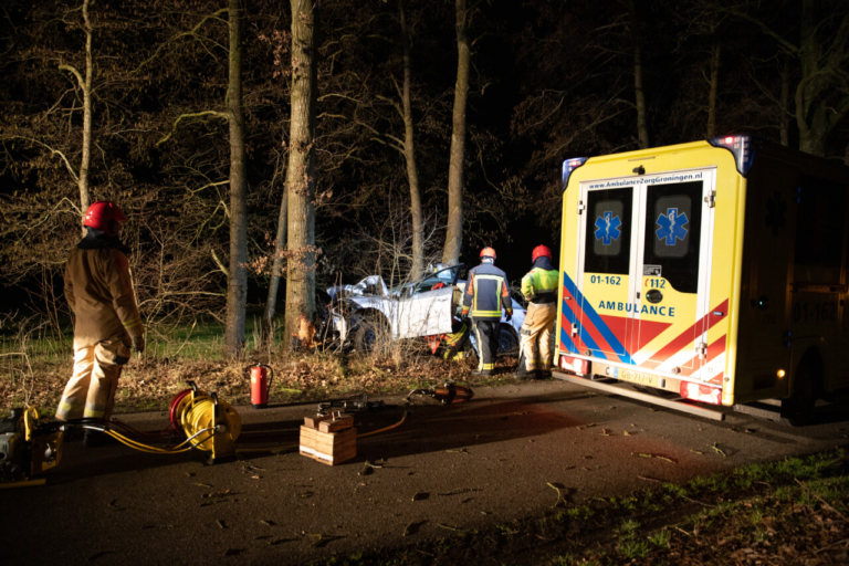 Auto botst op boom in Noordwijk