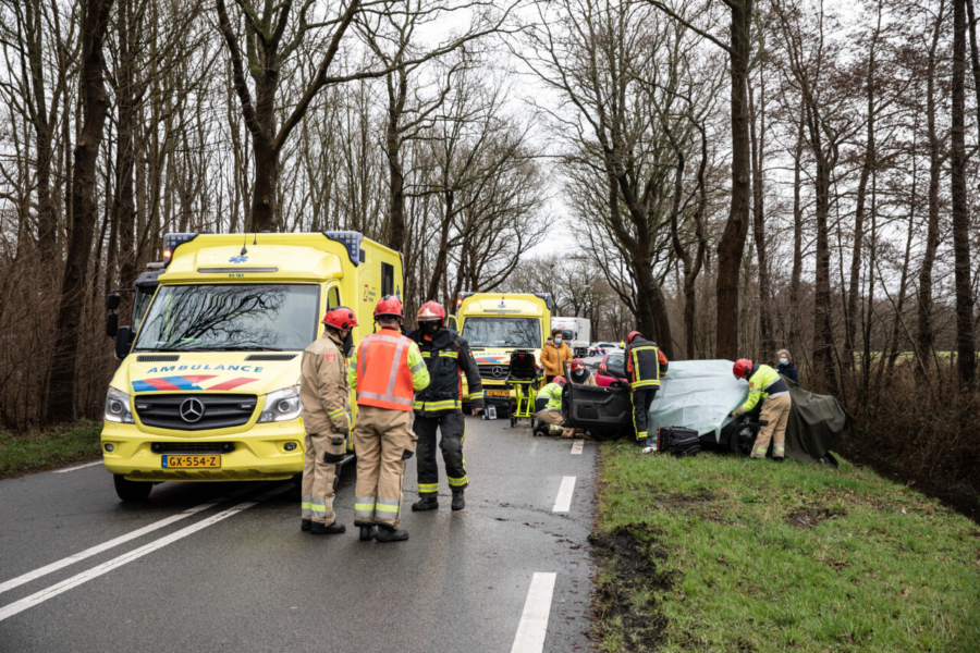 Auto in de kreukels na zwaar ongeval in Noordwijk (Gr)