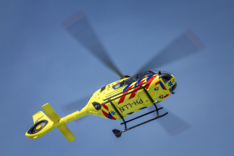 Bestuurder bekneld na botsing tussen twee auto’s en vrachtwagen