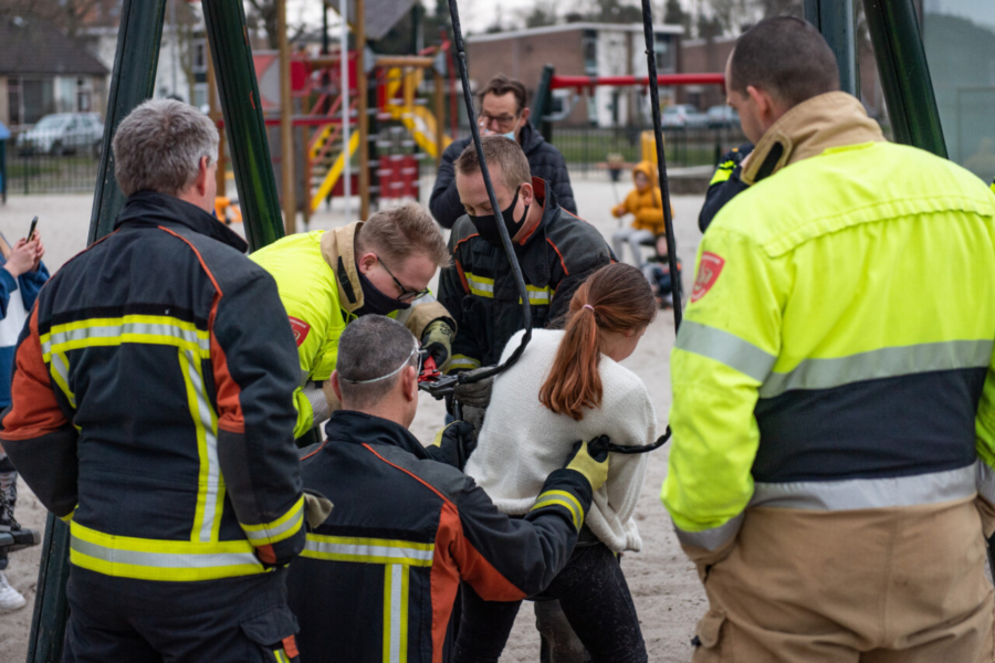 Meisje komt in Sappemeer klem te zitten in een schommel