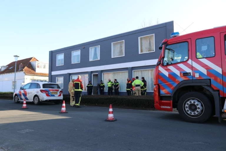 Politie treft hennepkwekerij aan in Wildervank: brandweer onderzoekt vreemde geur