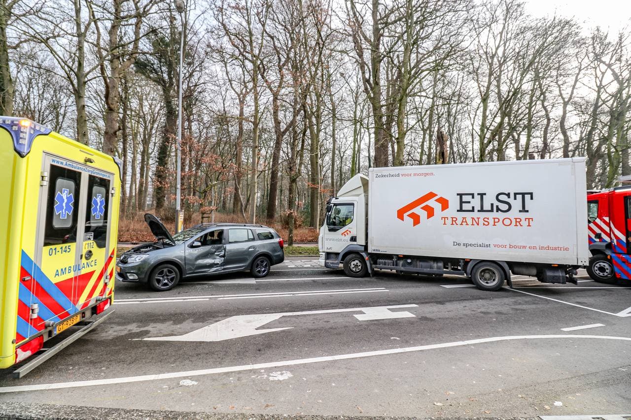 Auto in botsing met vrachtwagen in Groningen