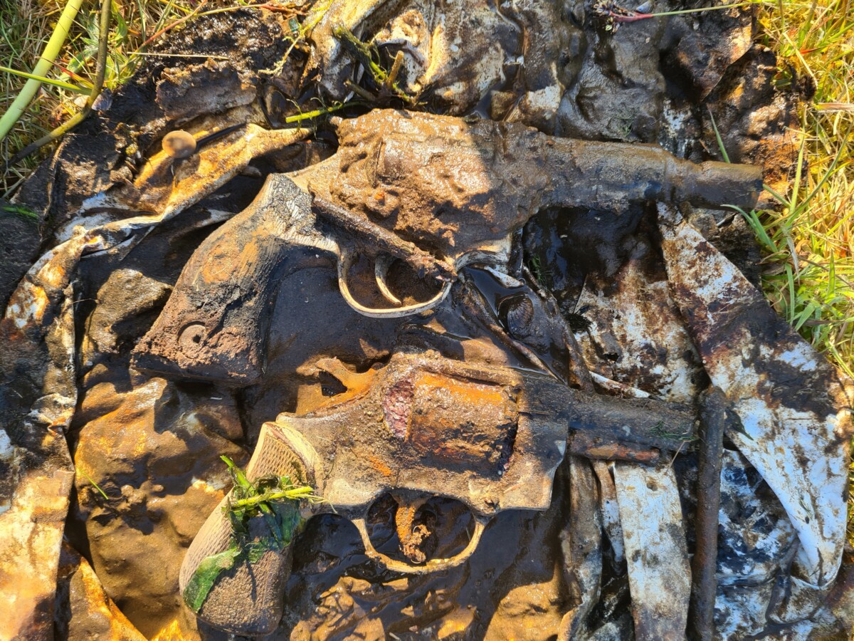 Magneetvissers halen vuurwapens uit Noord-Willemskanaal in Assen