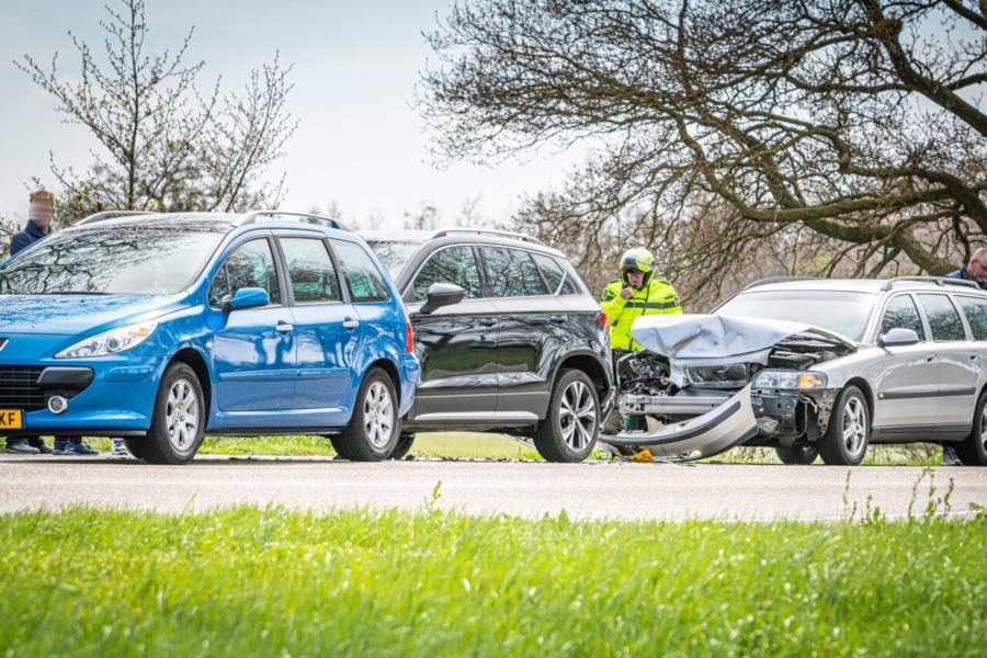 Drie auto’s betrokken bij kop-staartaanrijding