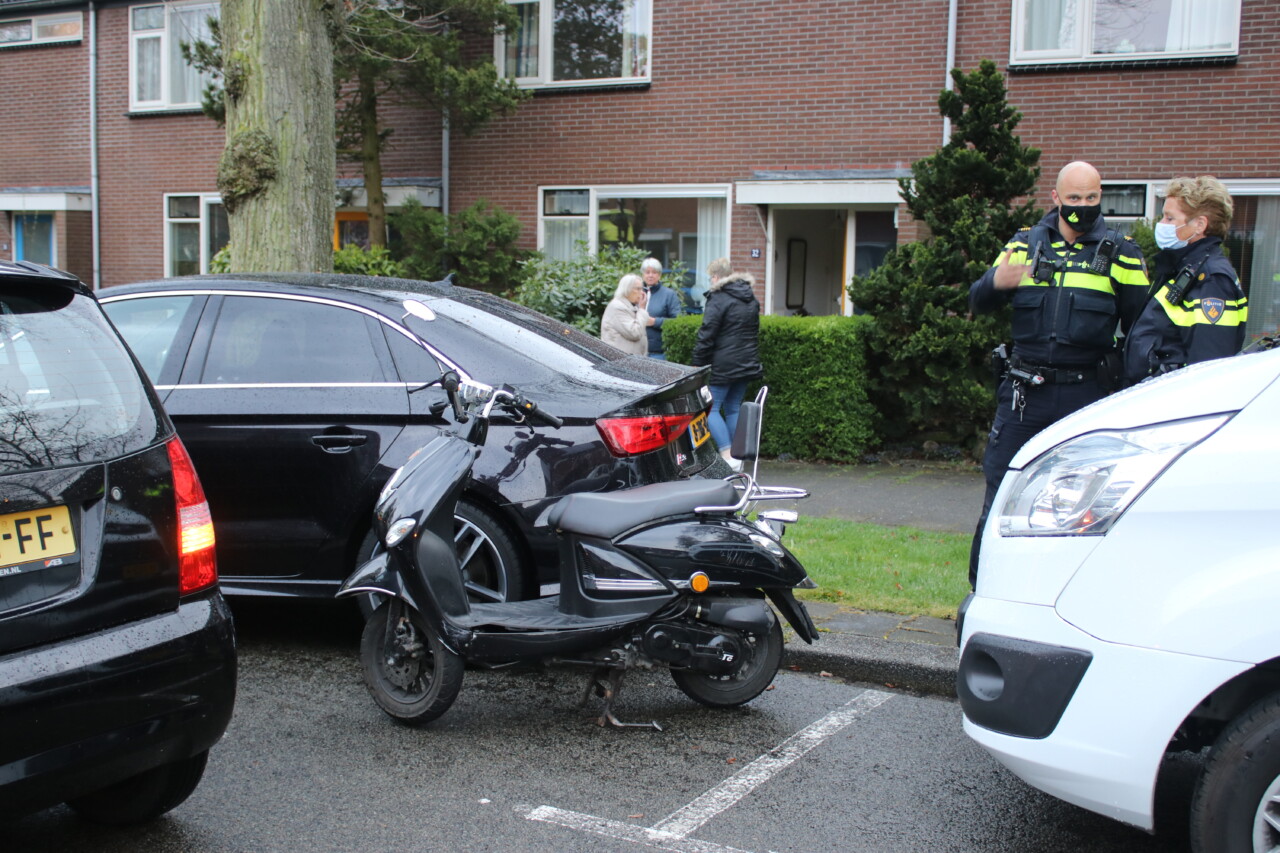 Scooterrijder botst tegen auto in Hoogeveen