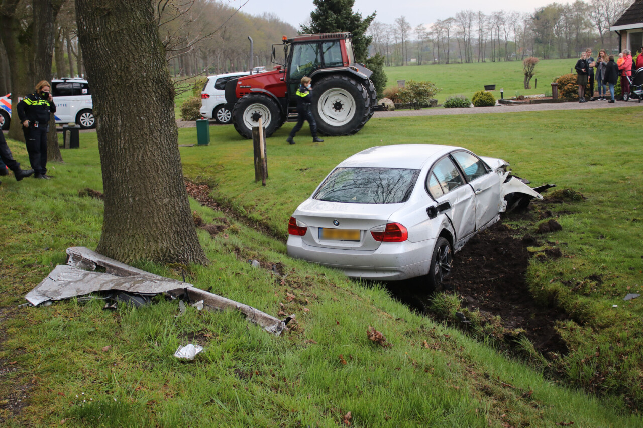 Auto fors beschadigd bij eenzijdig ongeval in Alteveer
