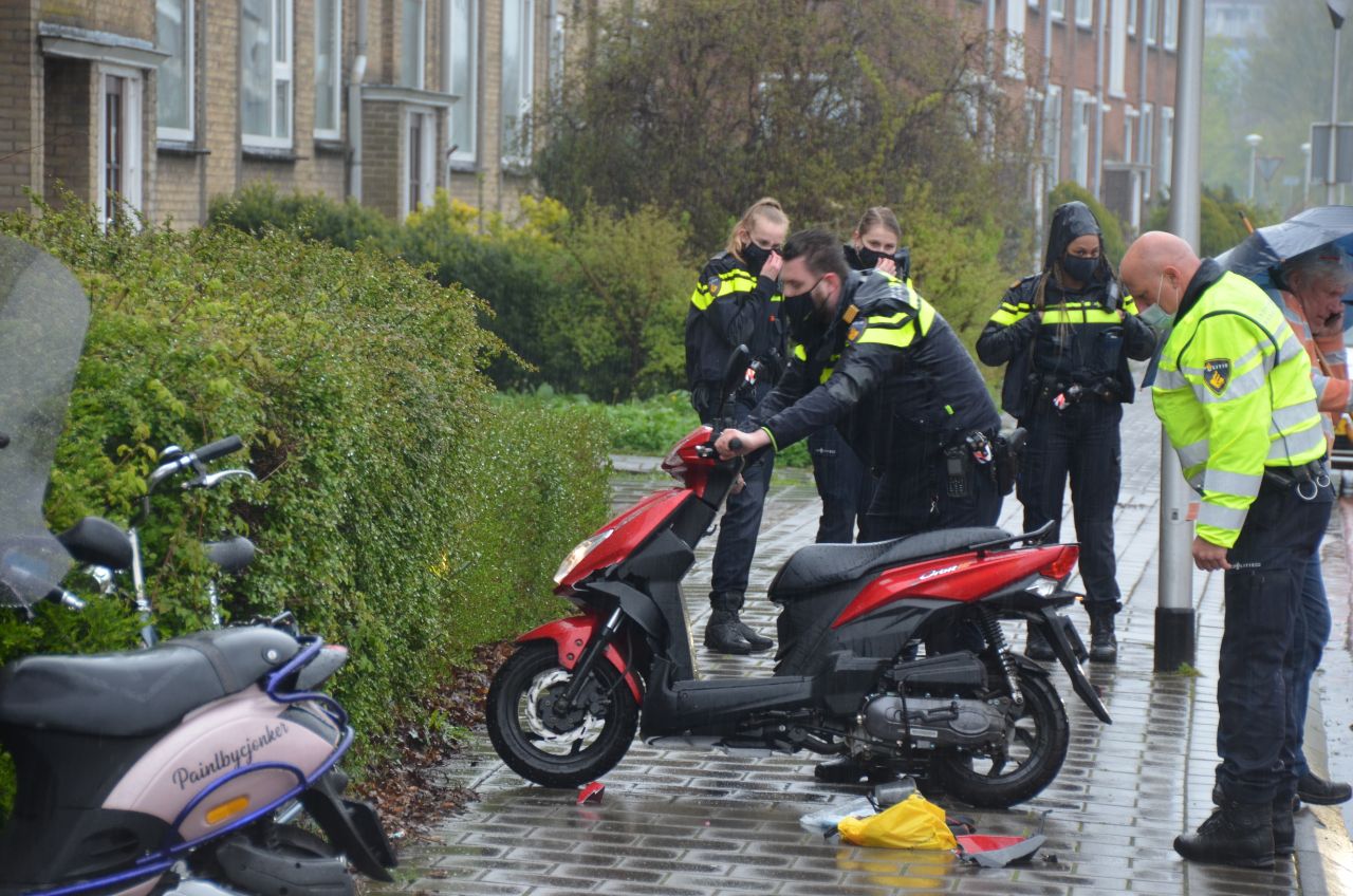 Bestuurder verlaat parkeervak en botst met scooterrijder