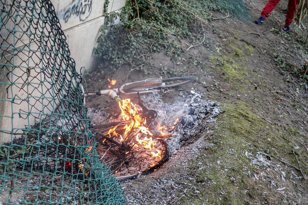Brandweer blust brandende fiets in Groningen