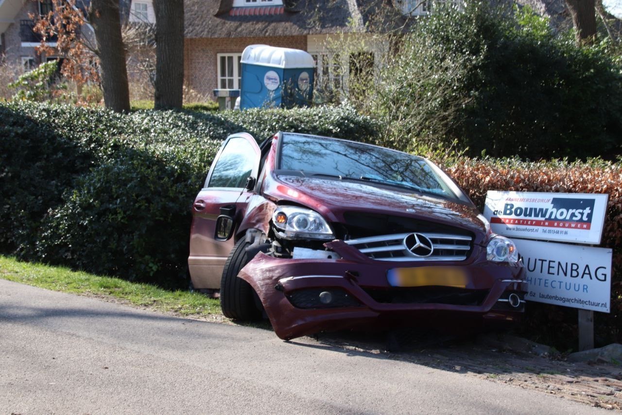 Automobilist botst tegen boom in Oranjewoud; twee gewonden