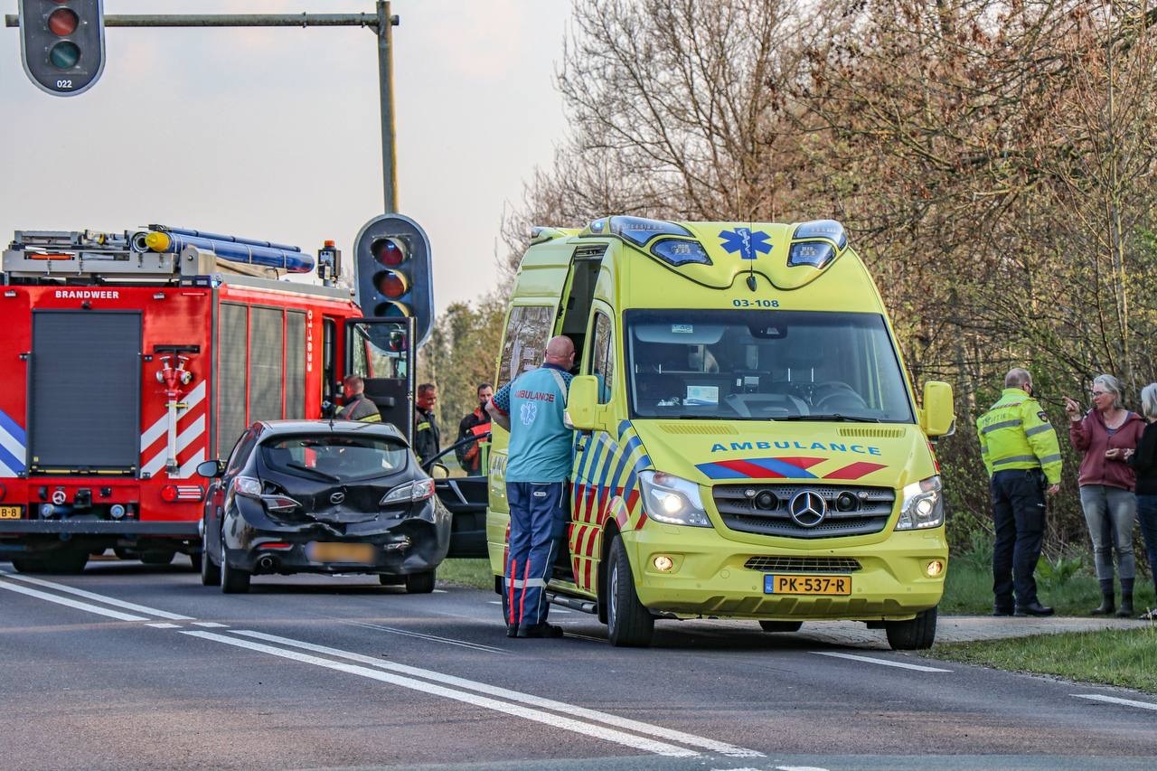Twee auto’s botsen in Peize; forse schade