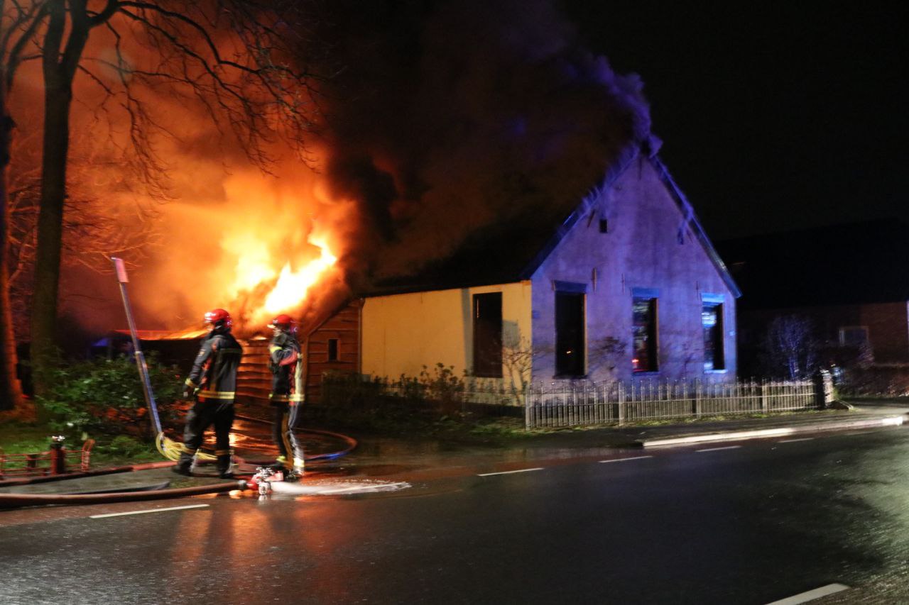 Uitslaande brand verwoest woonhuis in Meeden