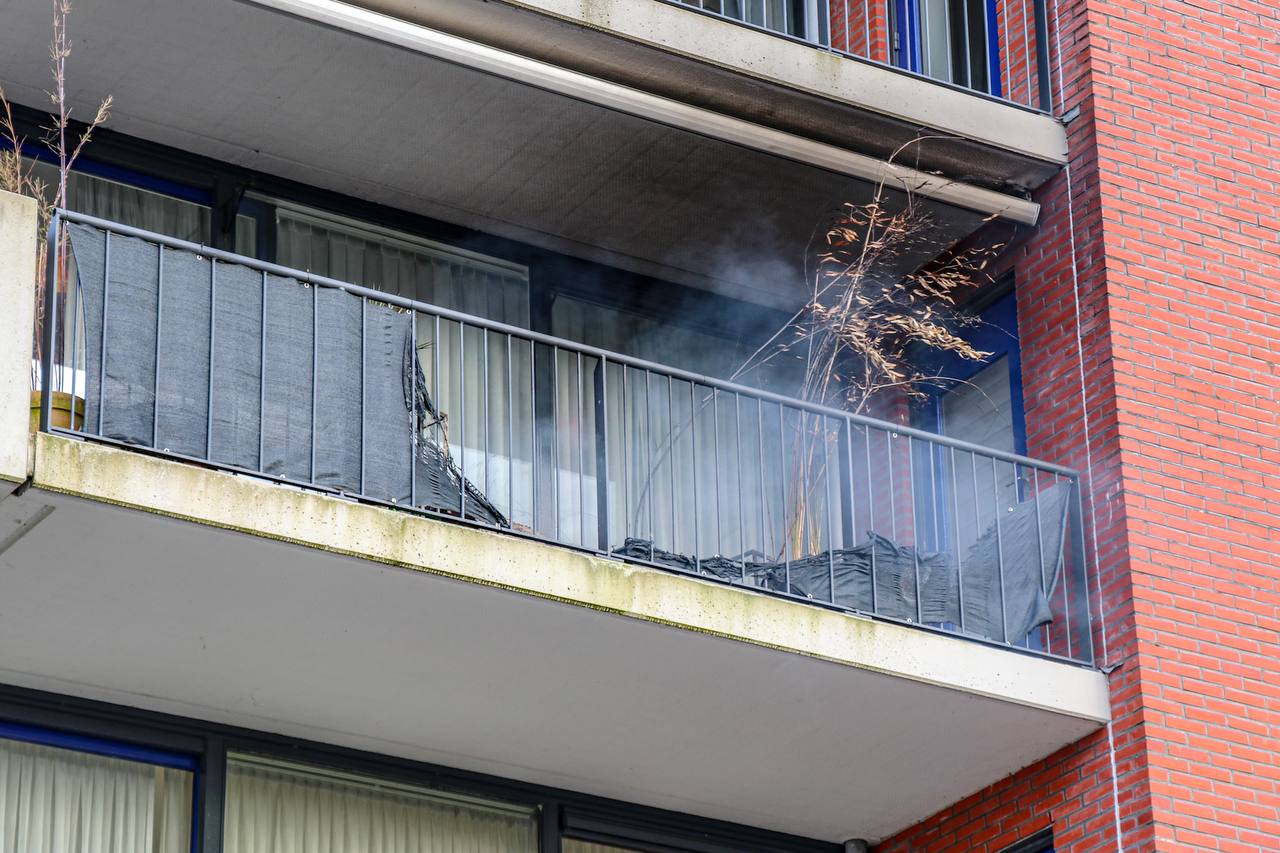 Tuinset vliegt in brand op balkon van woning in Groningen